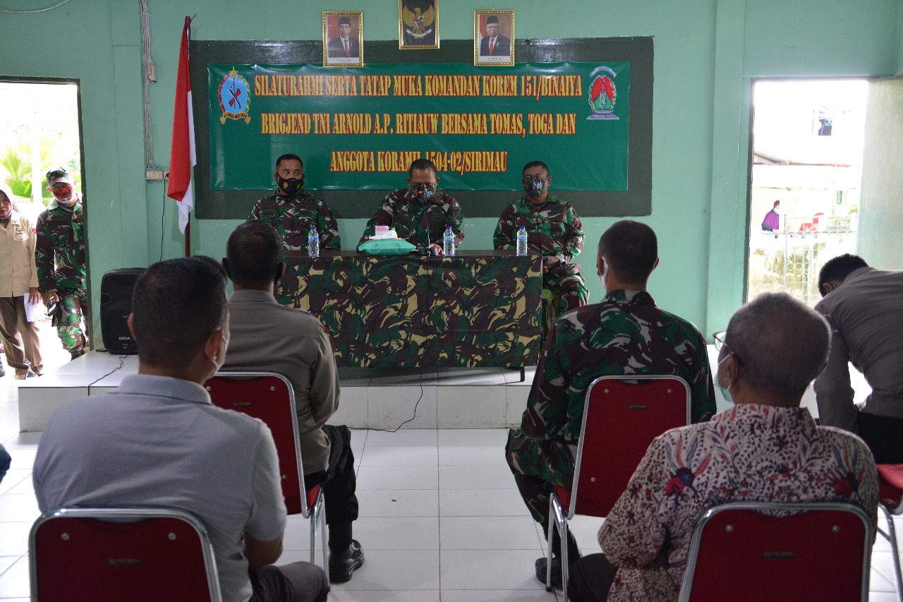 Danrem 151/Binaiya Brigjen TNI Arnold A.P Ritiauw melaksanakan kegiatan Silaturahmi dan tatap muka bersama Tomas,Toga wilayah Koramil 1504-02/Sirimau dan wilayah 1504-01/Baguala bertempat di Makoramil Sirimau dan Baguala, Sabtu (30/1). HMP/BOY