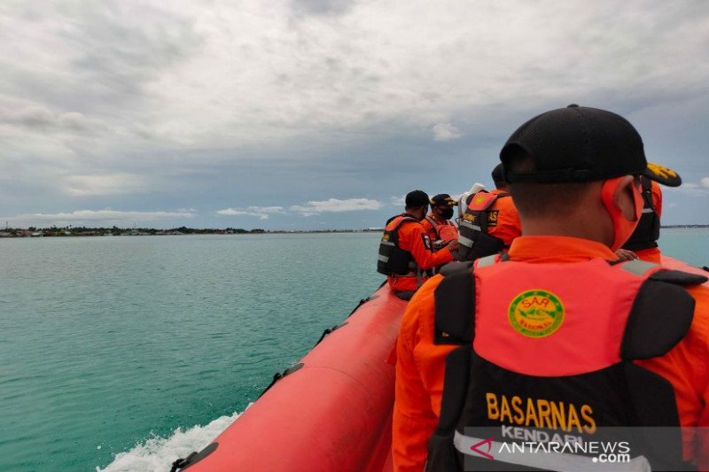 Tim SAR gabungan Wakatobi saat melakukan pencarian terhadap seorang nelayan yang dilaporkan hilang di Perairan Lasalimu, Kabupaten Buton, Sulawesi Tenggara, Minggu (31/1/2021). ANTARA/HO-Humas Basarnas Kendari