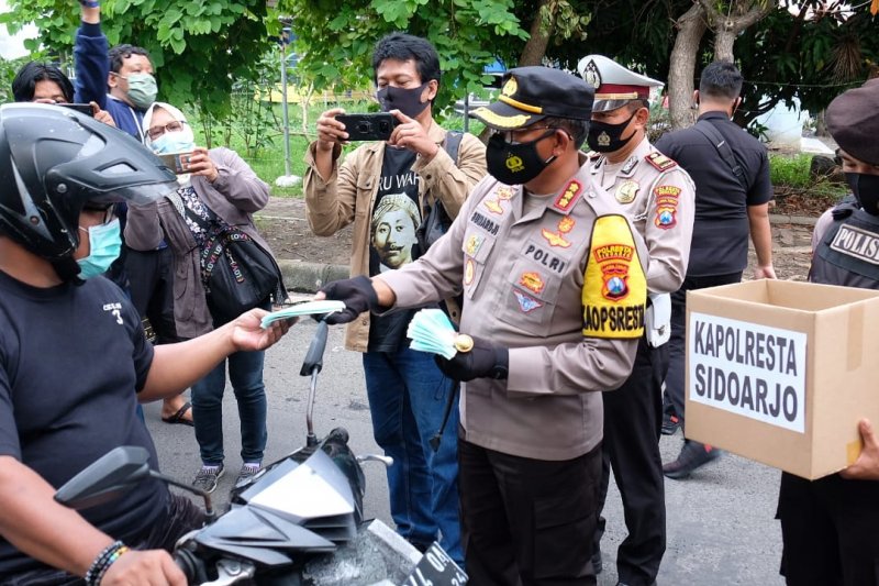 Pembagian masker yang dilakukan oleh Polresta Sidoarjo (Antara Jatim/Polresta Sidoarjo/IS)


