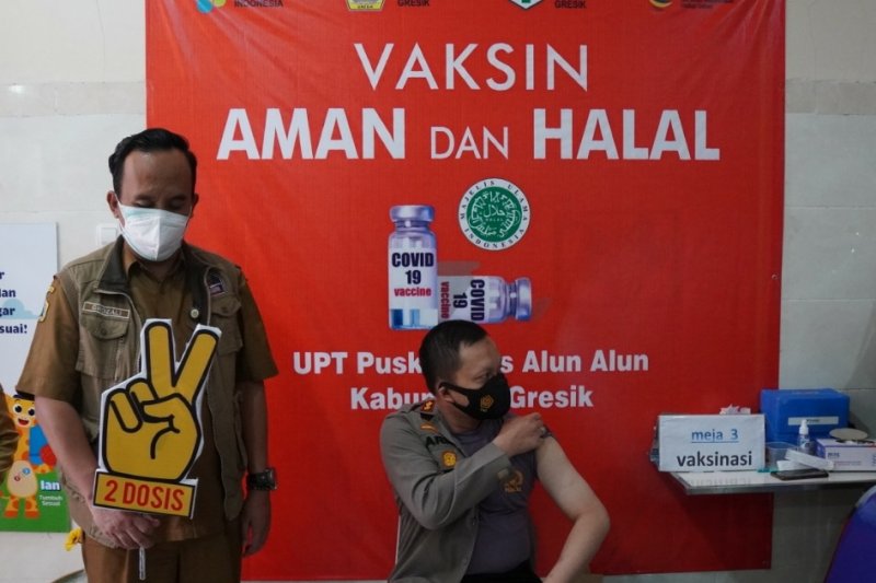 Kapolres Gresik, AKBP Arief Fitrianto saat melakukan vaksinasi di Puskesmas Alun-alun Kabupaten Gresik, Selasa (2/2) (ANTARA /HO Humas Polres/A.M)

