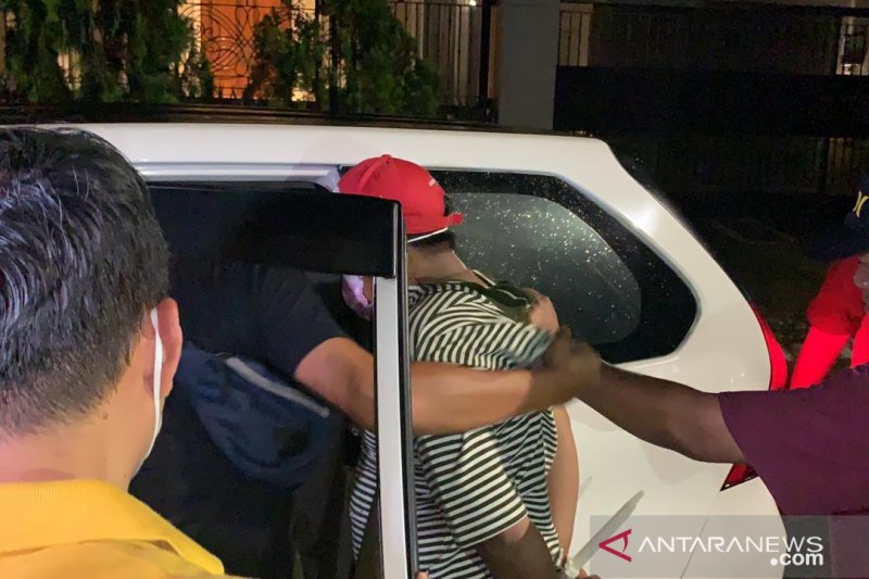 Penangkapan AJ, penusuk remaja berinisial A (17) di Jalan Rawa Kedaung, Cengkareng Timur, Jakarta Barat, Senin (1/2/2021).(ANTARA/Devi Nindy)
