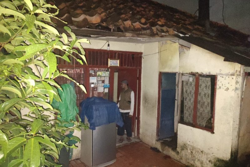 Seorang warga mengecek kondisi rumah yang rusak akibat longsor di Jalan Swadaya, Kelurahan Pejaten Timu, Jakarta Selatan, Kamis (4/2/2021) (ANTARA/HO-Damkar Jakarta Selatan)

