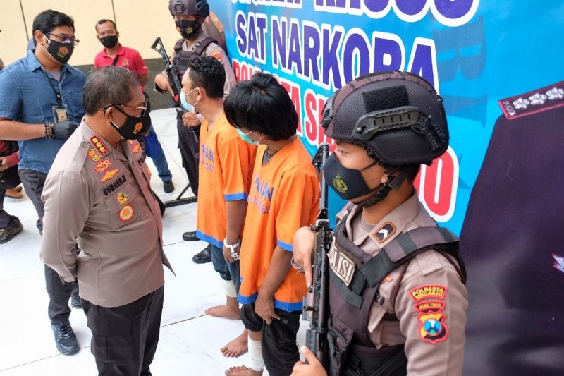 Petugas menunjukkan pelaku pengedar narkoba jenis sabu-sabu. (Antara Jatim/Polresta Sidoarjo/IS)

