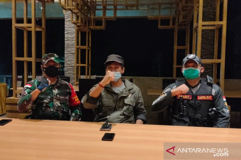 Kepala BKSDA Kalimantan Barat Sadtata Noor Adirahmanta (tengah) di Pontianak, Sabtu (6/2/2021) malam saat memberikan keterangan pers atas keberhasilan mengamankan harimau yang lepas dari Sinka Zoo, Singkawang. (FOTO ANTARA/Rudi)