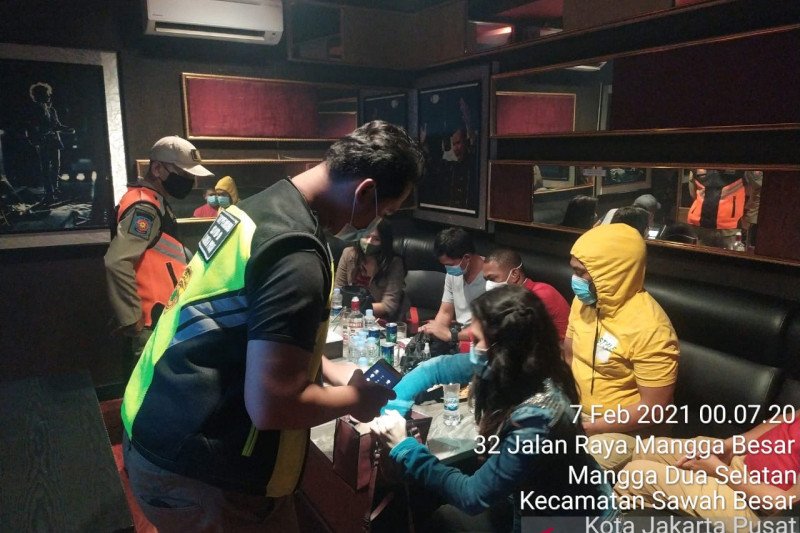 Pengunjung karaoke Master Piece Mangga Besar jalani tes cepat antibodi dalam sidak pelanggaran PSBB di Jakarta Pusat, Minggu (7/2/2021). (ANTARA/HO-Satpol PP Jakarta Pusat)