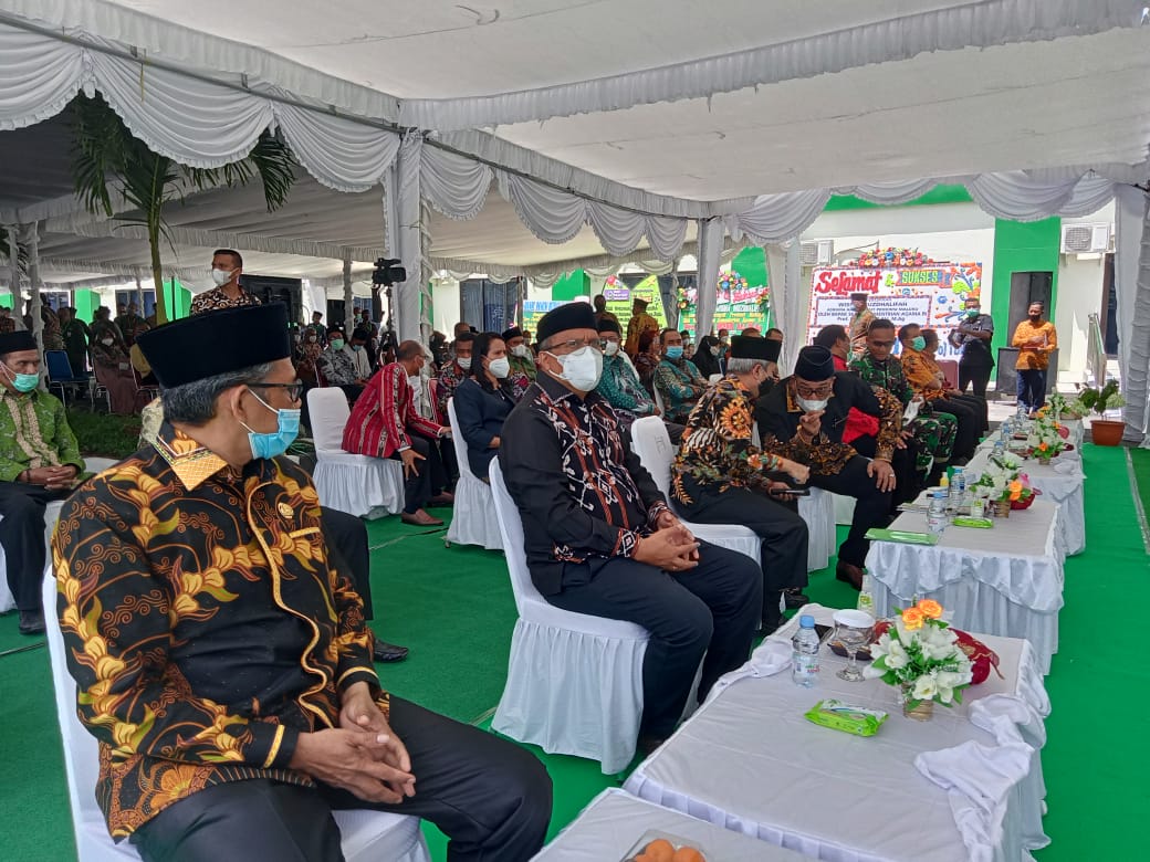 Sekjen Kementerian Agama Nizar Ali ketika membacakan sambutan Menteri Agama ketika meresmikan Asrama Haji Antara Wisma Musdhalifah, Waiheru, Minggu (7/2). HMP/BOY