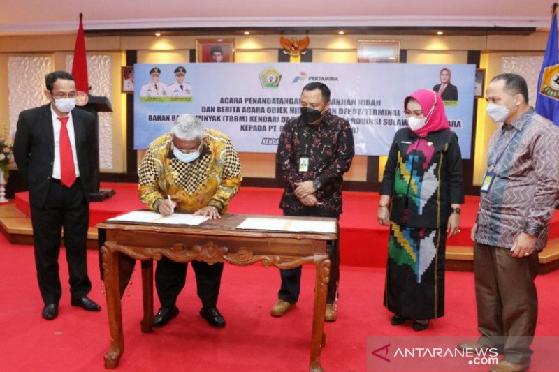 Gubernur Sultra Ali Mazi saat menandatangani hibah tanah kepada PT Pertamina, Selasa (9/2/2021). (ANTARA/HO-Kominfo Sultra)
