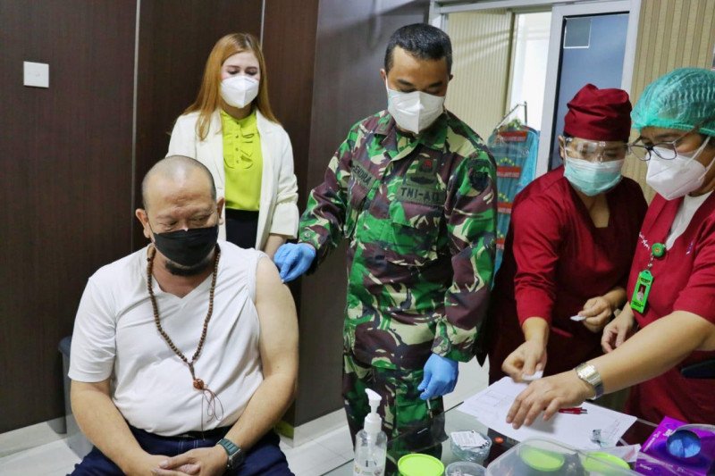 Ketua Dewan Perwakilan Daerah (DPD) RI AA LaNyalla Mahmud Mattalitti disuntik vaksin COVID-19 Sinovac di RSPAD Gatot Soebroto, Jakarta, Rabu (10/2/2021). (HO-Dok Humas DPD RI)
