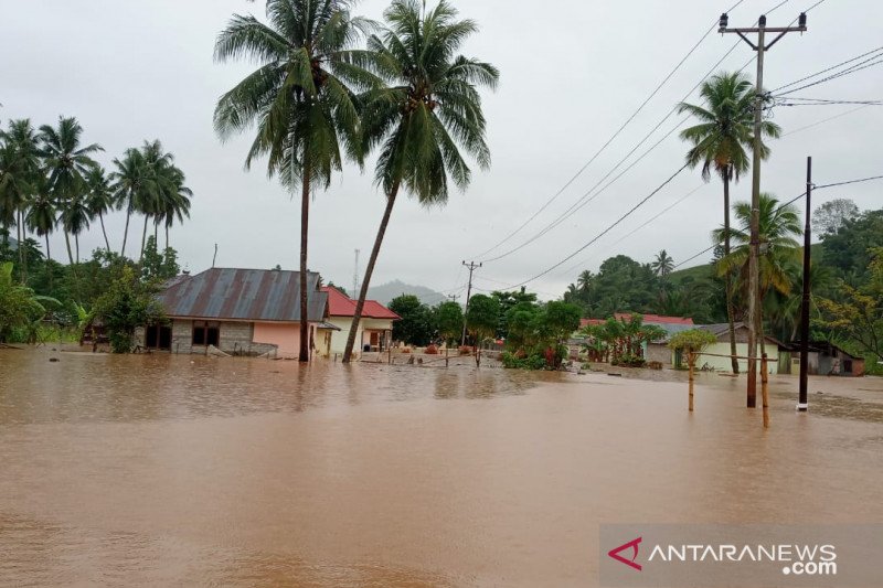 Banjir merendam tiga desa di Kecamatan Tomilito, terparah di Desa Leyao dan Milango, dengan ketinggian air mencapai leher orang dewasa. (ANTARA/HO-dokumentasi warga)


