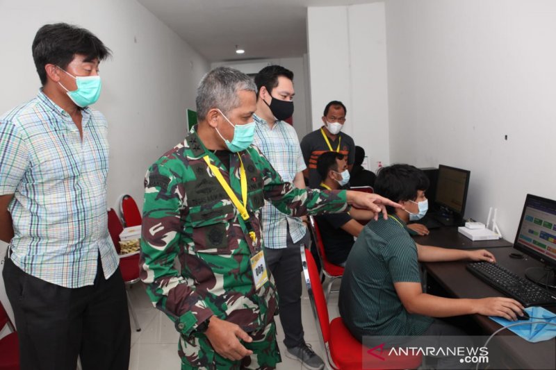Koordinator RSDC Wisma Atlet Mayjen TNI Tugas Ratmono memantau penggunaan sistem digital di RSD COVID-19 Wisma Atlet (Istimewa)