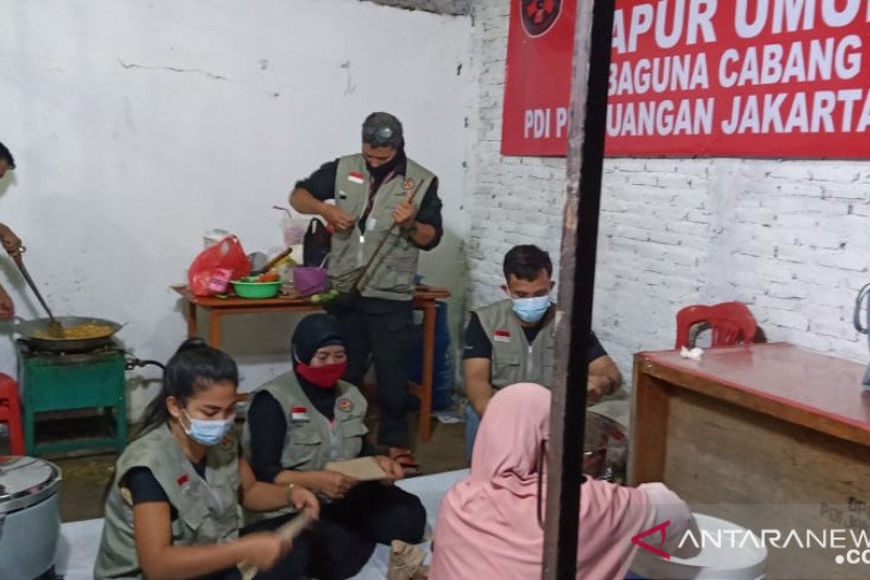 DPD PDIP Provinsi DKI Jakarta membagikan sembako dan nasi bungkus kepada warga terdampak banjir di wilayah Jakarta, Sabtu (20/2/2021). (Istimewa)

