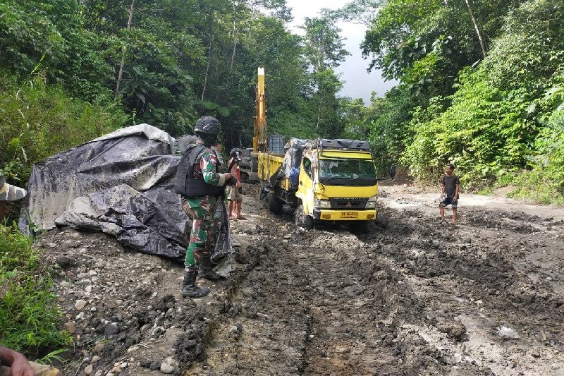 Prajurit TNI Satgas Yonif 312/KH memberikan pendampingan kepada Ditjen Bina Marga menangani jalan tetrimbun longsor di Yetti Elelim kabupaten Keerom.(ANTARA News Papua/HO-Pendam XVII/Cenderawasih)
