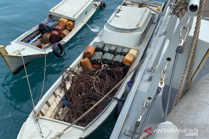 Patroli keamanan laut TNI Angkatan Laut KRI Siwar-646 lima orang beserta dua kapal cepat yang melakukan pencurian diatas Kapal Tongkang Linau 133 (TK Linau 133) yang ditarik Tug Boat TB Danum 50 berbendera Malaysia di Selat Singapura, Ahad. (Dok TNI AL)
