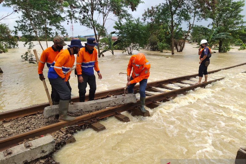 Petugas KAI melakukan perbaikan jalur rel yang rusak akibat banjir. (ANTARA/HO-KAI)

