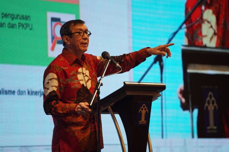 Menteri Hukum dan HAM Yasonna Laoly saat memberi sambutan pada diskusi interaktif mengenai arah kebijakan pemerintah dalam Undang-Undang Nomor 11 Tentang Cipta Kerja terkait klaster kemudahan berusaha bab VI bagian kelima tentang Perseroan Terbatas di Med
