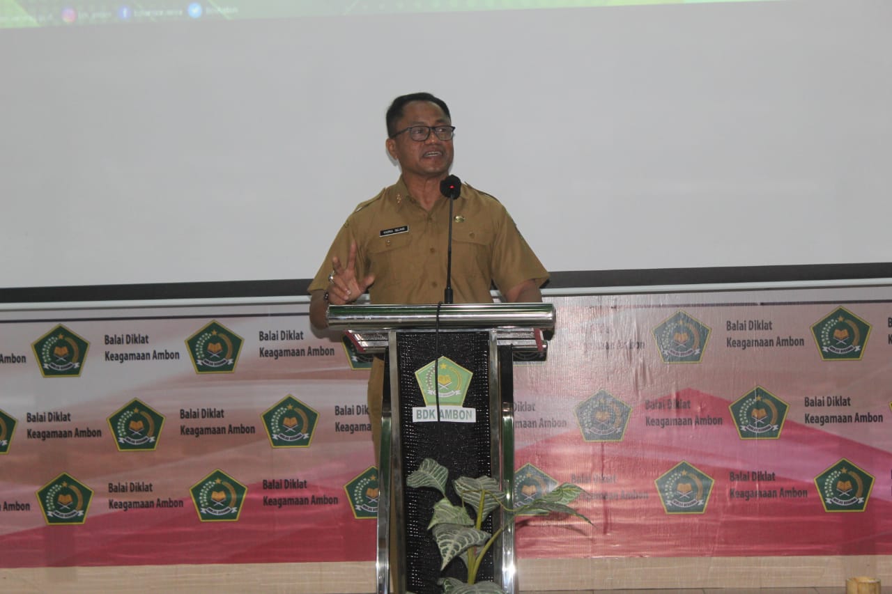 Sekretaris Daerah Maluku Kasrul Selang membuka secara resmi Pelatihan Teknis Pelayanan Publik dan Guru Pendidikan Agama Islam Sekolah Dasar. HMP/BOY