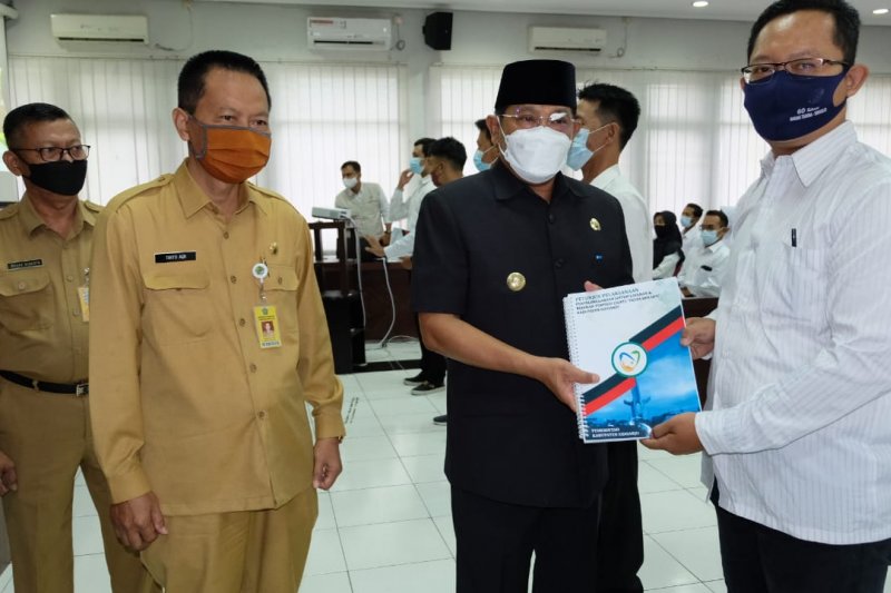Penjabat Bupati Sidoarjo Budiyono memberikan pembekalan verifikator di kabupaten setempat (Antara Jatim/Pemkab Sidoarjo/IS)
