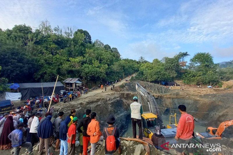 Alat berat dikerahkan untuk mengevakuasi para penambang yang menjadi korban tertimbun longsor. Di Pertambangan tanpa izin, di Desa Buranga, Kabupaten Parigi Moutong, pada Kamis 24/02. (ANTARA/Rangga Musabar)
