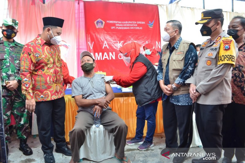 Bupati Gresik, Fandi Akhmad Yani (kiri) saat meninjau pelaksanaan vaksinasi kepada pedagang pasar di Pasar Petiken, Jumat (5/3) (ANTARA /A Malik Ibrahim)

