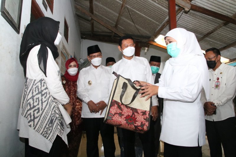 Dokumentasi - Gubernur Jatim Khofifah Indar Parawansa (kanan) saat mengunjungi salah satu UMKM kerajinan tangan di Jalan Sunan Kalijaga Lamongan usai menghadiri Serah Terima Jabatan Bupati Lamongan, Sabtu (6/3) (ANTARA Jatim/HO Pemkab Lamongan/AM)
