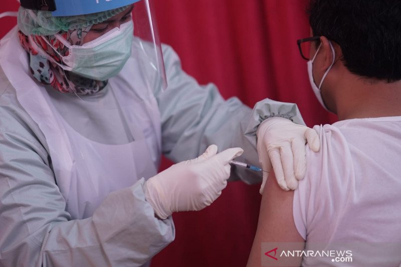 Seorang Aparatur Sipil Negara (ASN) di lingkungan Kementerian Agama menjalani vaksinasi COVID-19. (ANTARA/HO/Kemenag)
