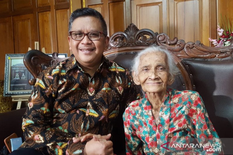 Sekjen DPP PDI Perjuangan Hasto Kristiyanto saat foto bersama ibundanya Yohana Sutarmi. (ANTARA/HO-PDIP)

