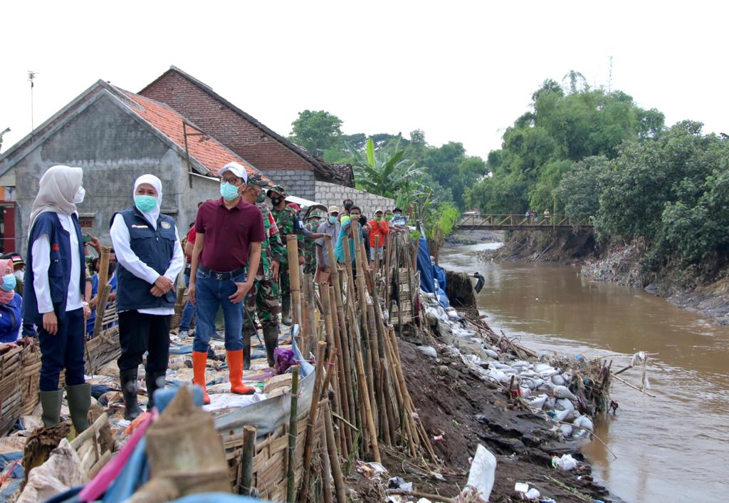 Gubernur Jawa Timur, Khofifah Indar Parawansa  saat meninjau lokasi Sungai Kedungdalem Kab. Probolinggo