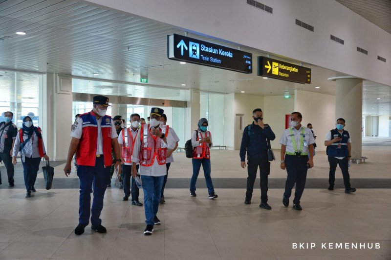 Menteri Perhubungan Budi Karya Sumadi saat meninjau stasiun KA Bandara Internasional Yogyakarta (Kementerian Perhubungan)