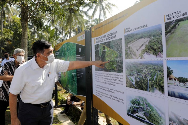 Menko Kemaritiman dan Investasi Luhut Binsar Pandjaitan dalam kunjungan kerjanya ke Destinasi Pariwisata Super Prioritas Borobudur. (ANTARA/HO Kemenko Kemaritiman dan Investasi)