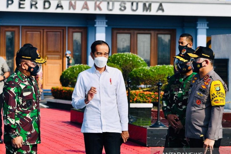 Presiden RI Joko Widodo (Jokowi) pada Selasa bertolak ke Provinsi Bali untuk meninjau vaksinasi massal di Kabupaten Gianyar dan Kota Denpasar. (ANTARA/HO-Laily Rachev - Biro Pers Sekretariat Presiden)