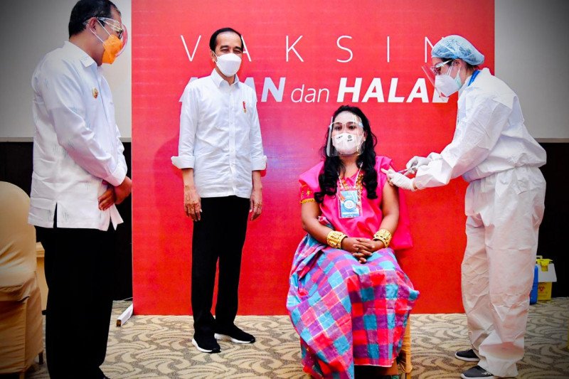 Arsip Foto. Presiden Joko Widodo (dua kiri) didampingi Wali Kota Makassar Moh Ramdhan Pomanto (kiri) memantau pelaksanaan vaksinasi COVID-19 di Hotel Dalton, Kota Makassar, Sulawesi Selatan, Kamis (18/3/2021). (ANTARA FOTO/HO Biro Humas Setpres)

