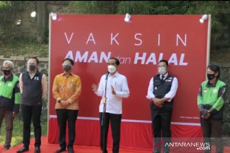 Presiden Joko Widodo saat meinjau pelaksanaan vaksinasi di GOR Pajajaran Kota Bogor, Jumat (19/3/2021). (ANTARA/HO/Pemkot Bogor)


