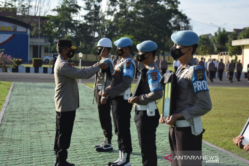 Upacara pemberhentian tidak dengan hormat lima personel Polda Babel. (ANTARA/ Donatus Dasapurna)
