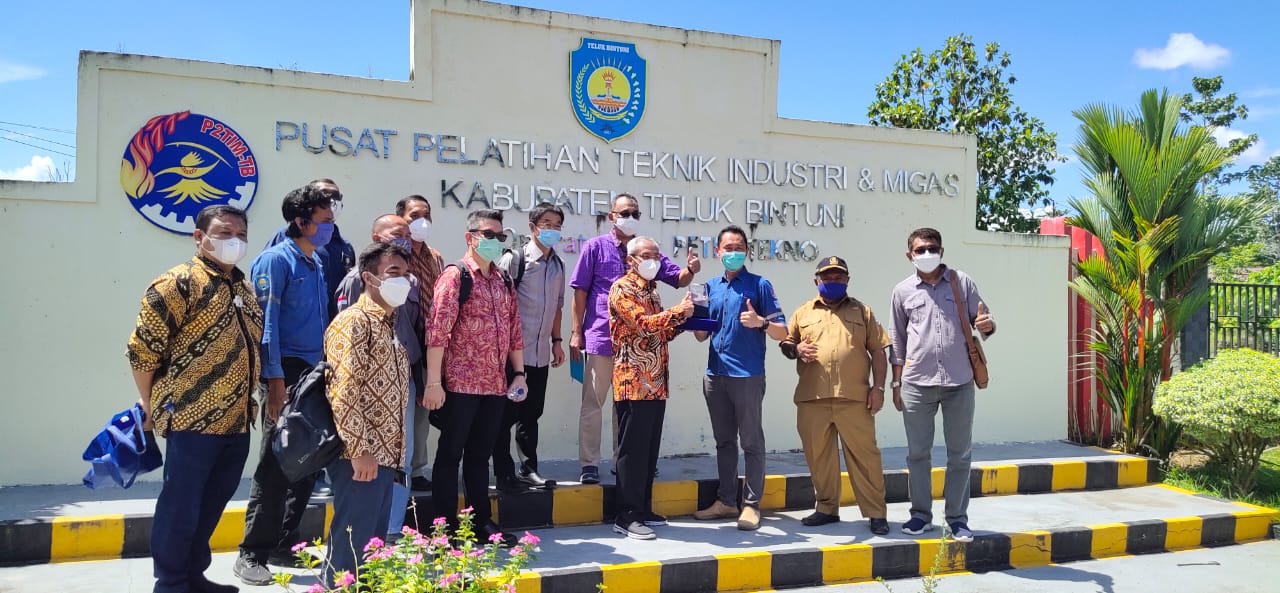 Tidak hanya melakukan pemeriksaan awal kondisi calon lahan yang akan berpotensi untuk didirikan pabrik pupuk, di sekitar lokasi area LNG Tangguh. ist
