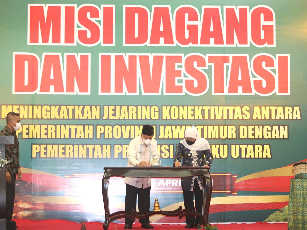 Gubernur Khofifah dan Gubernur Malut Abdul Gani Kasubah juga menandatangani MoU Kerjasama Pembangunan Daerah Provinsi Jatim dengan Malut. ist