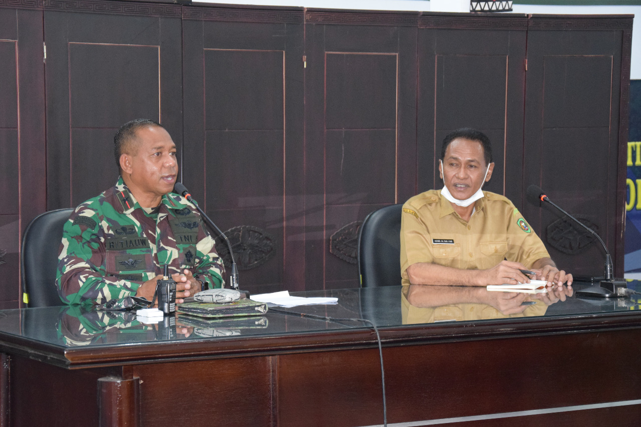 Komandan Korem 151/Binaiya Brigjen TNI Arnold A.P. Ritiauw (kiri). HMP/BOY