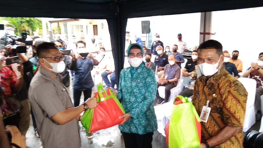 Sekda Maluku Kasrul Selang menyerahkan paket sembako secara simbolis. HMP/BOY