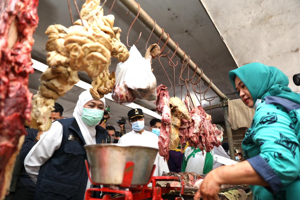 Gubernur Khofifah Bareng Gus Ipul Kompak Cek Harga Sembako di Pasar Besar Pasuruan