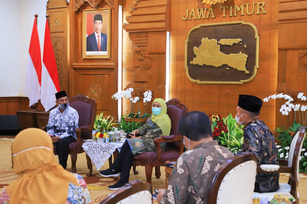 Gubernur Jatim, Khofifah Indar Parawansa memimpin rapat koordinasi jelang pendidikan tatap muka terbatas (PTMT) di Grahadi Surabaya.