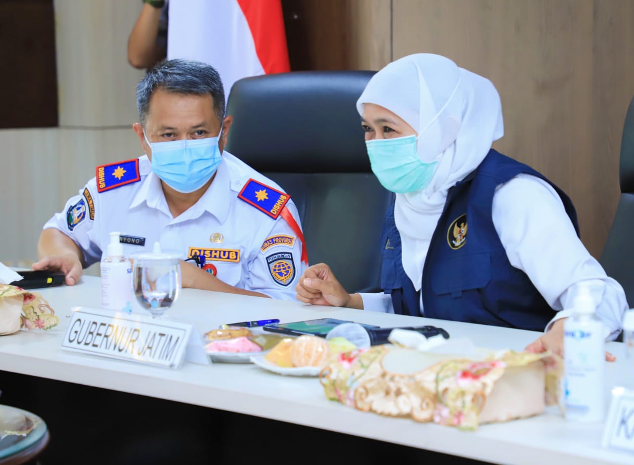 Gubernur Jatim Khofifah Indar Parawansa dqn Kadis Perhubungan Jatim melakukan monitoring dan evaluasi pengetatan dan larangan mudik.