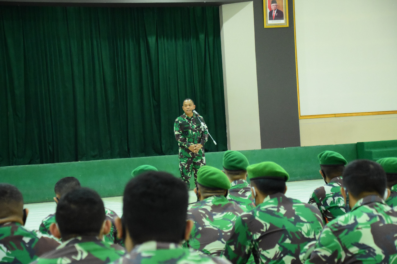 Komandan Korem 151/Binaiya Brigjen TNI Arnold A.P Ritiauw memberikan arahan kepada anggotanya. HMP/BOY