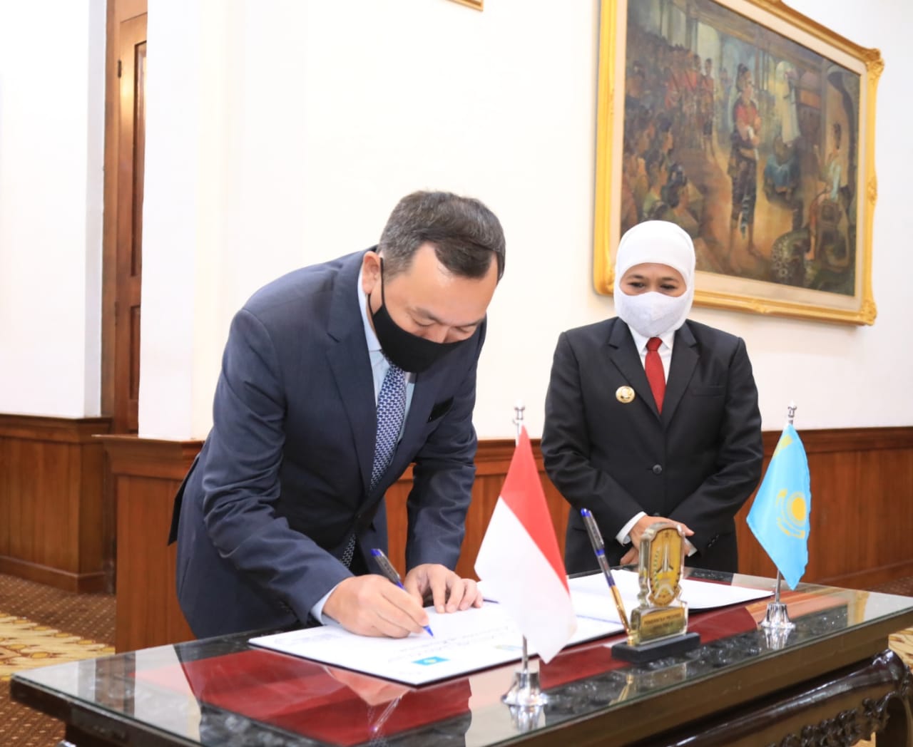 Duta Besar Kazakhstan H.E Daniyar Sarekenov didampingi Gubernur Jawa Timur Khofifah Indar Parawansa saat tiba  di Gedung Negara Grahadi, Senin (7/6/2021). 
