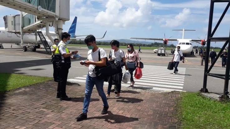 pelaku perjalan yang masuk ke Ambon dari luar Provinsi Maluku, wajib melampirkan hasil PCR Negatif disertai kartu Vaksin. HMP/BOY