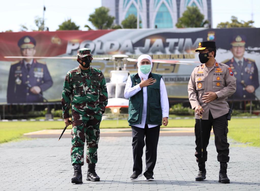 Pangdam V Brawijaya Mayjen TNI Suharyanto, Gubernur Jawa Timur Khofifah Indar Parawansa dan Kapolda Jatim Irjen Pol Nico Afinta ketika akan memantau PPKM darurat, Selasa (6/7)