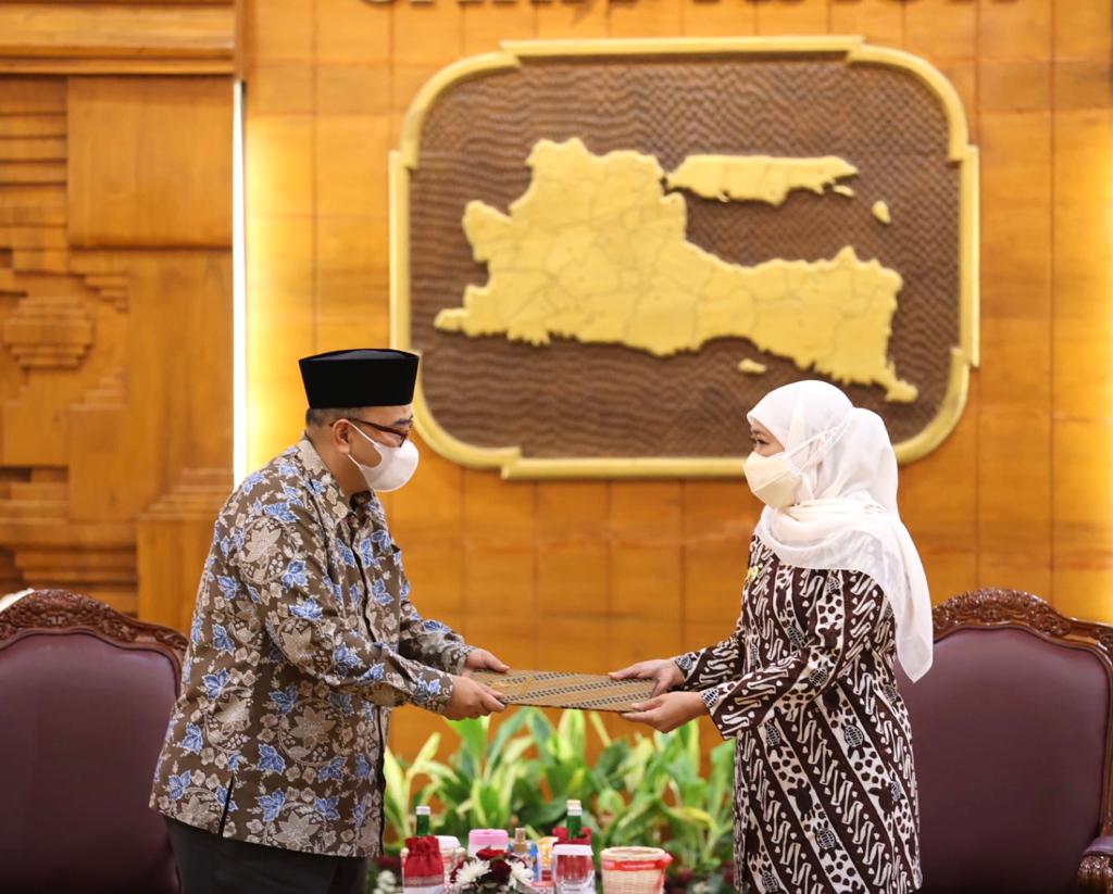 Gubernur Jatim Khofifah Indar Parawansa menyerahkan Surat Perintah Tugas (SPT) Pelaksana Tugas (Plt) Bupati Probolinggo kepada Wakil Bupati Probolinggo Timbul Prihanjoko di Gedung Negara Grahadi Surabaya, Selasa (31/8).