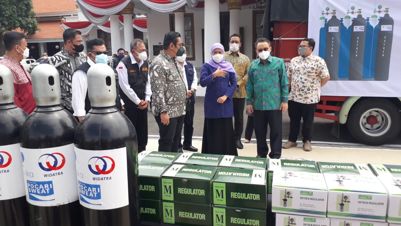Presiden komisaris PT Amerta Indah Otsuka, Roy Sparingga dan Gubernur Jatim, Khofifah Indar Parawansa pada acara penyerahan simbolis bantuan 470 tabung oksigen di Grahadi Surabaya, Minggu (12/9).