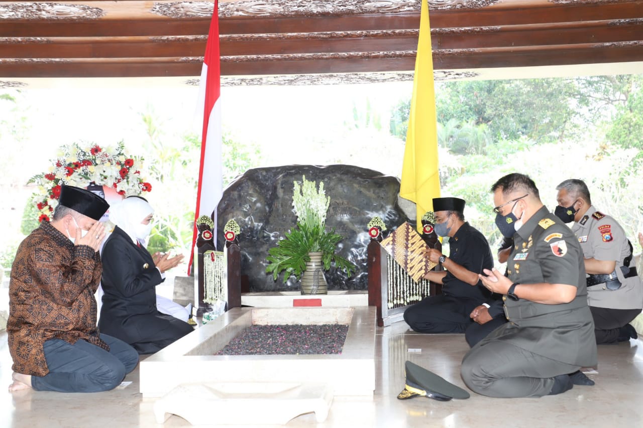 Gubernur Khofifah Indar Parawansa bersama Forkopimda Prov Jatim melaksanakan  ziarah ke Makam Bung Karno di Kota Blitar, Senin (11/9). 