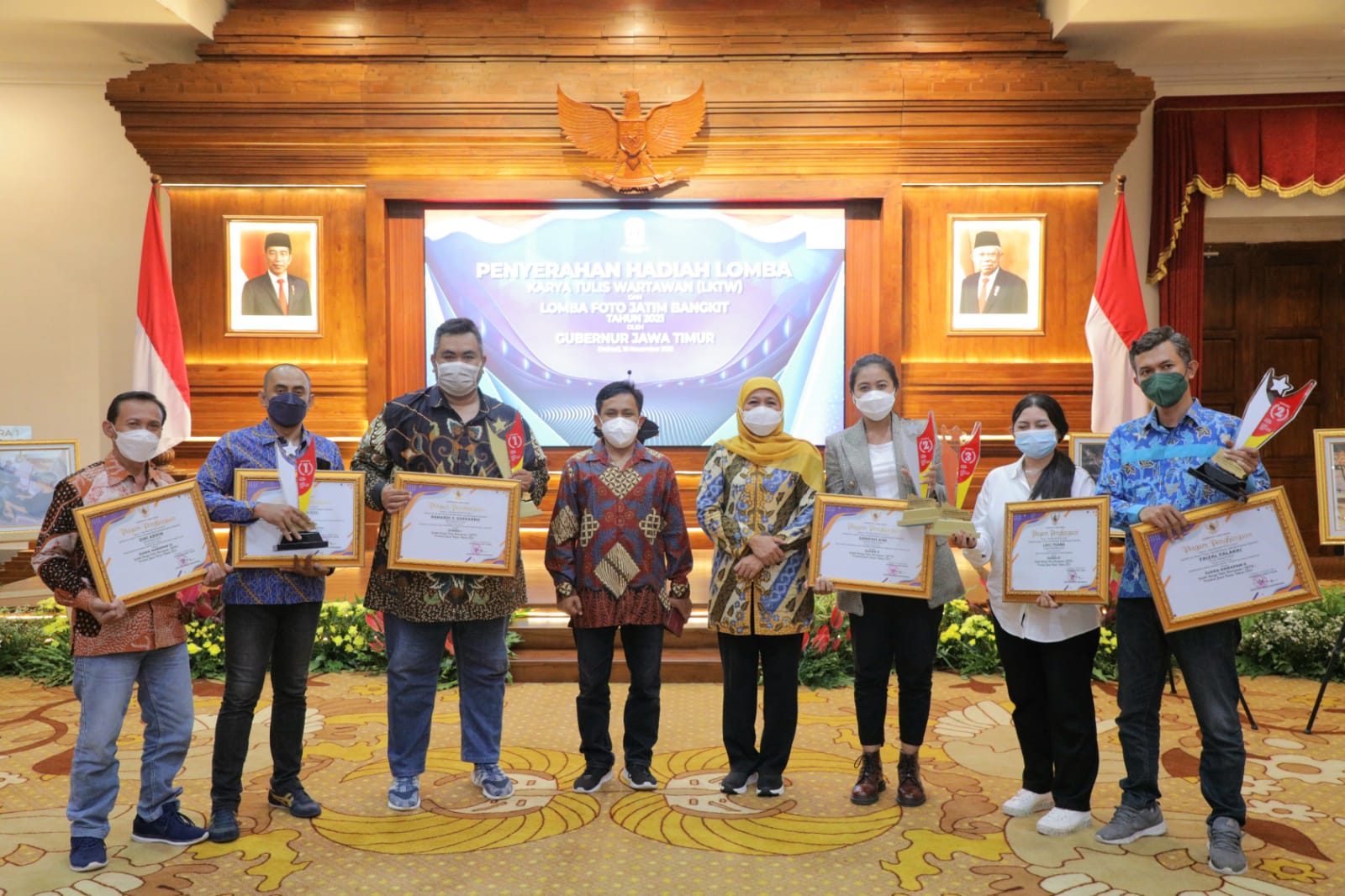 Gubernur Khofifah dalam penyerahan penghargaan Lomba Karya Tulis Wartawan (LKTW) dan Lomba Foto Jatim Bangkit 2021 di Gedung Negara Grahadi, Selasa (16/11) malam.
