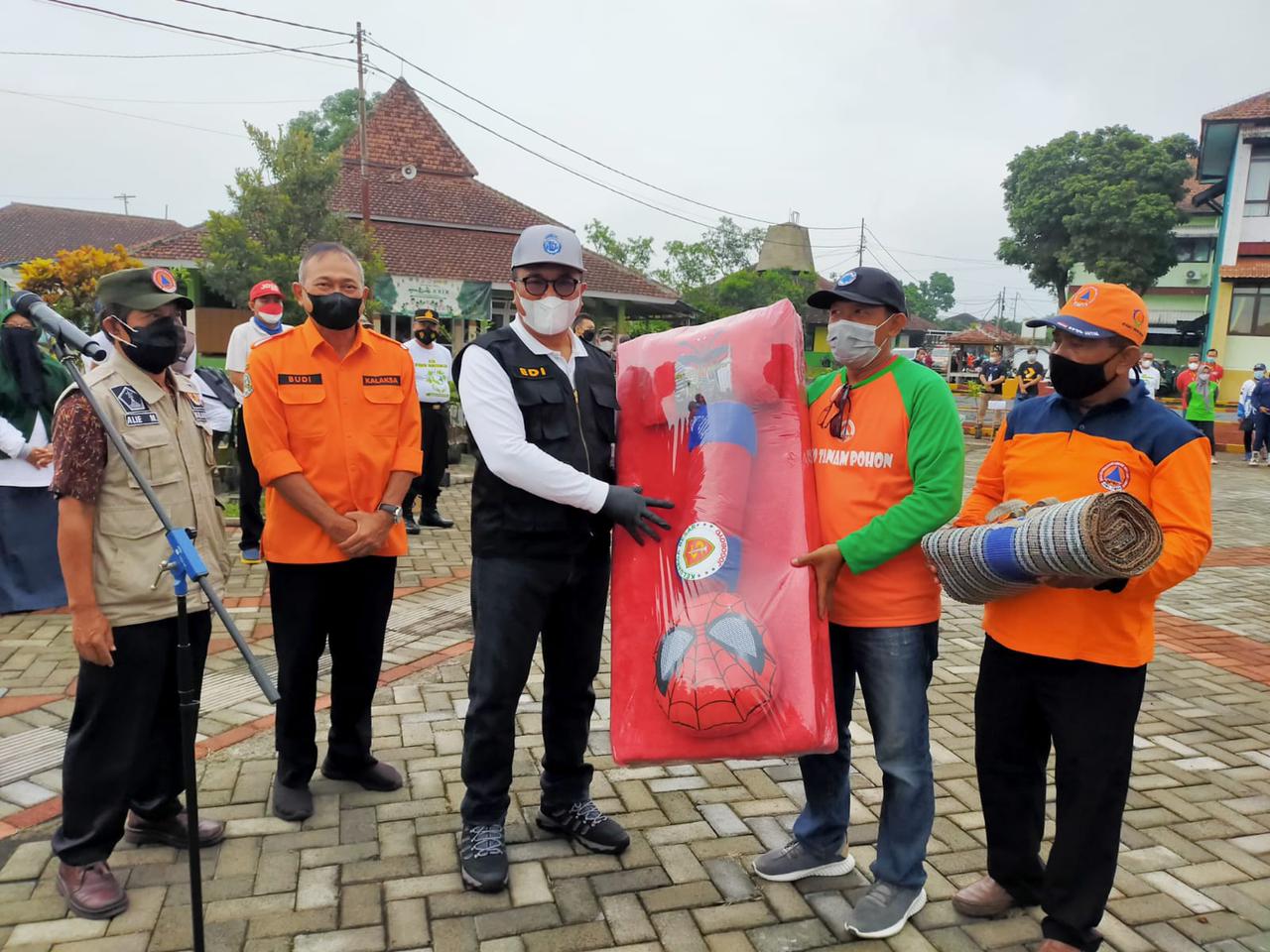 Badan Penanggulangan Bencana Daerah (BPBD) Jawa Timur bersama Komisi E DPRD Jatim melakukan gerakan penghijaun dengan tema "Penghijauan Bumi Arema" yang dilaksanakan di Kota Malang, Sabtu (20/11/2021). 
