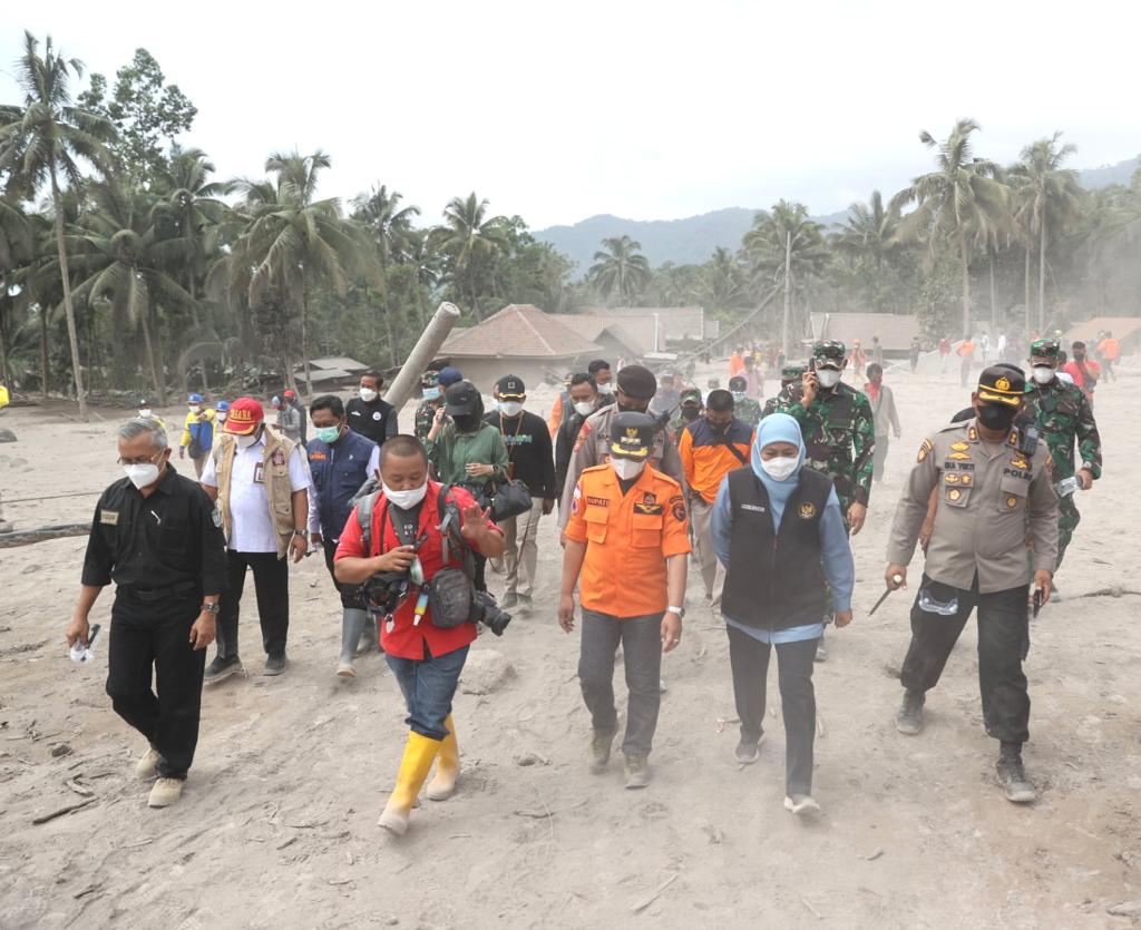 Khofifah Minta Bupati dan Wali Kota Gotong Royong Bantu Kab. Lumajang